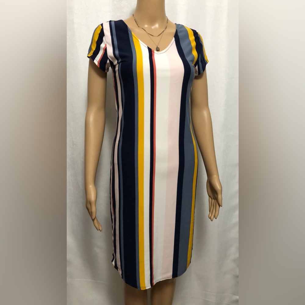 Color block short sleeve dress with woven back. Beautiful and comfortable.